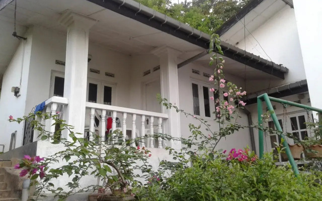 Kandy Hill Breeze ( Home Stay)