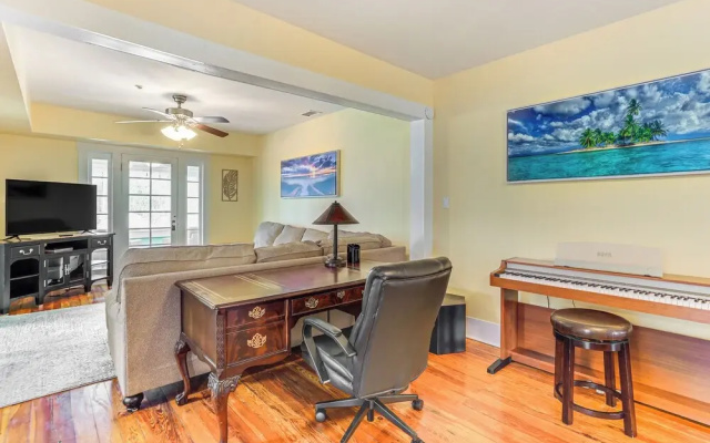 Walk to Manatee River: Palmetto Unit w/ Sunroom
