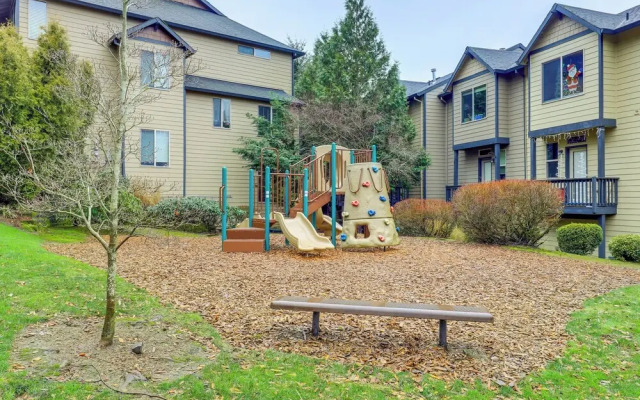 Walk to Mcmenamins Edgefield: Inviting Townhome!