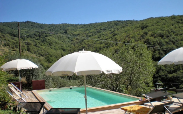 Farmhouse in Cortona With Pool
