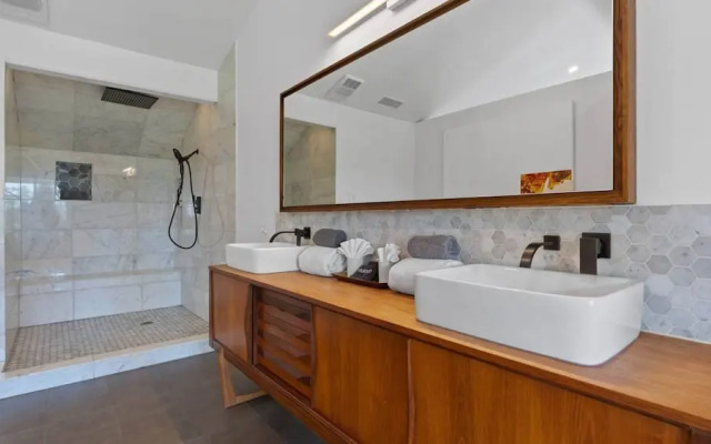 Luxurious Modern Retreat With Private Pool Patio