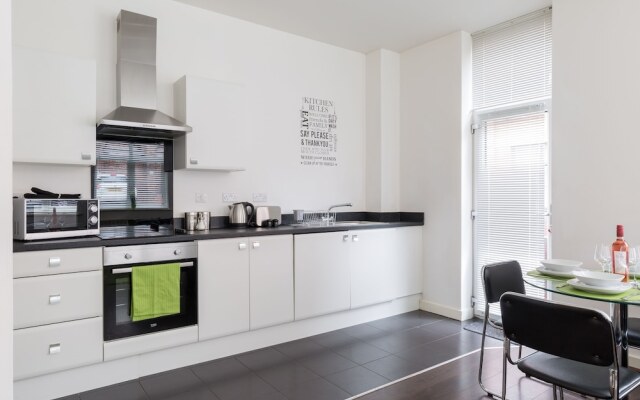 Beautiful 2-bed Apartment Sleeps 5 in Birmingham