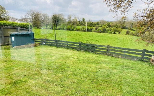 Beautiful 4-bed House With Countryside Views