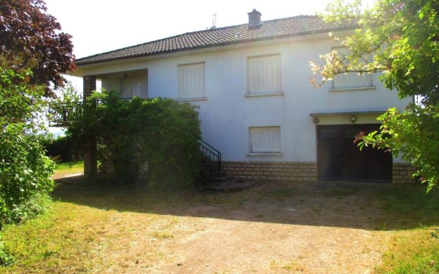 House With 4 Bedrooms in Charnay-lès-mâcon, With Wonderful Mountain Vi