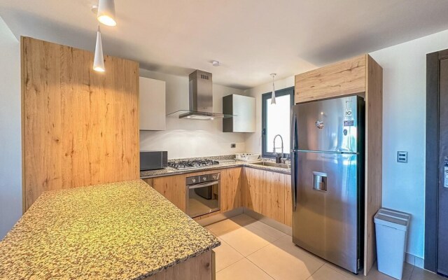 Modern Luxury Condo Close to the Beach