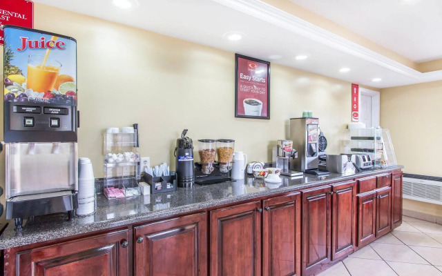 Econo Lodge Inn & Suites