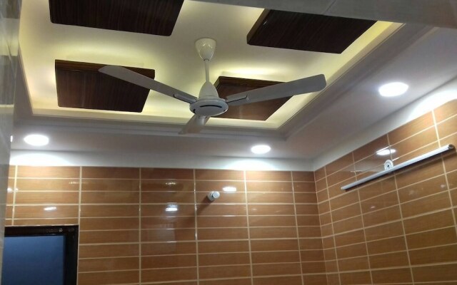 Posh, Nice Foreigner Area Lajpat Ngar Luxury Room