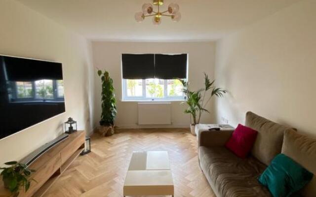 Luxury 4 bed detached 3 beds