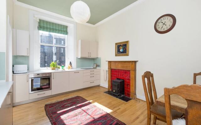 Lovely New Town 2 Bedroom Flat With Fireplace