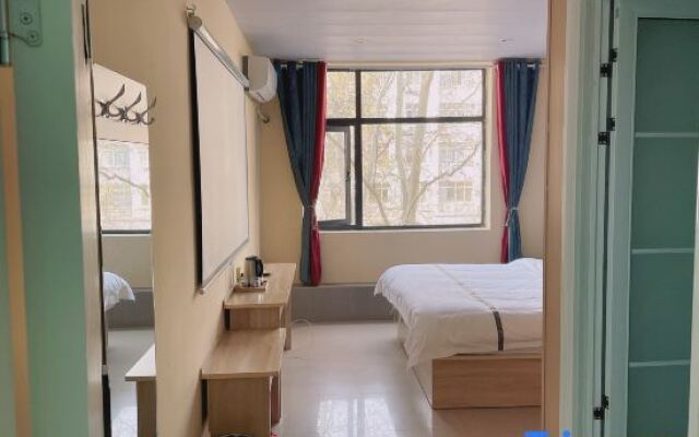 Zhouyang Youth Hotel (People's Hospital Subway Station)