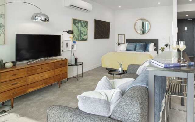 QV Almost New Studio Wynyard - 1013