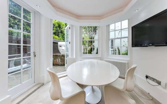 Stylish 3 Bedroom Home in Hampstead