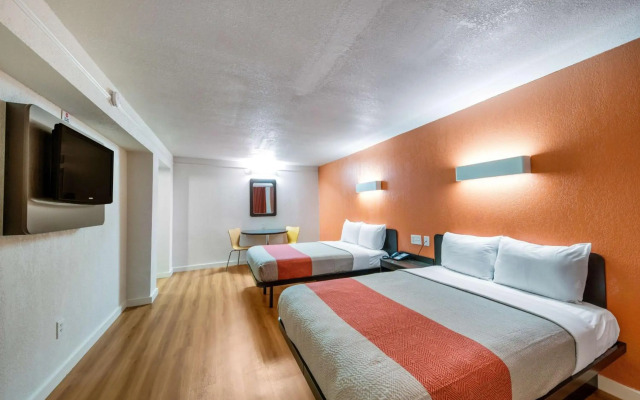 Motel 6 Dallas, TX - Farmers Branch
