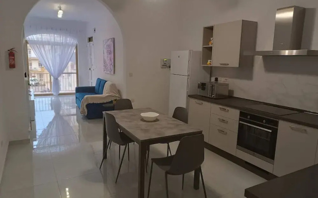 Seaside Stylish and Spacious 2-bedroom Apartment