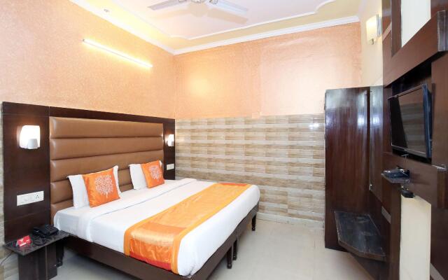 OYO 12155 Hotel Awdesh Inn