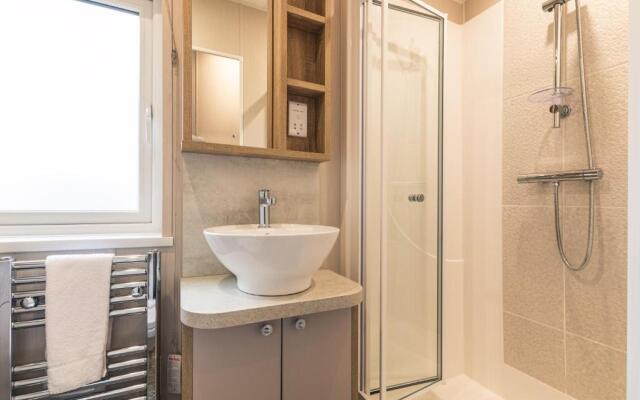 Lakeside Retreat Lodge With Hot Tub