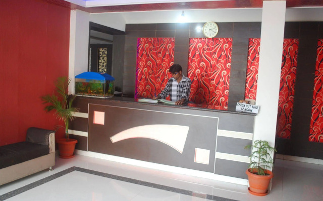 OYO 28053 Hotel Gayatri Palace