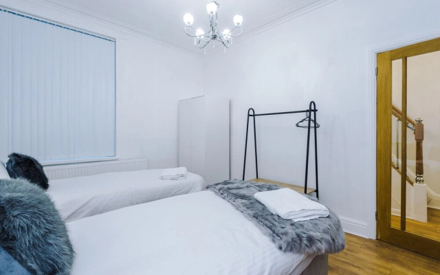 The Seedley 4 Bedroom House - Salford