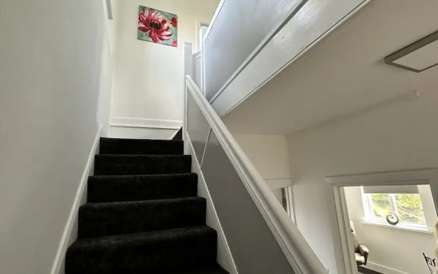 4 Bedroom House, 2 Bathroom-derby-close To Rolls Royce