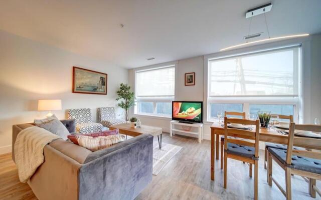 New Luxurious Modern 2BR Condo Sleeps 5 Coffee, AC, WIFI