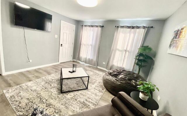 EMALUX Condo Near Downtown,Bus,Train,Hospitals,United-Center,Fulton Market