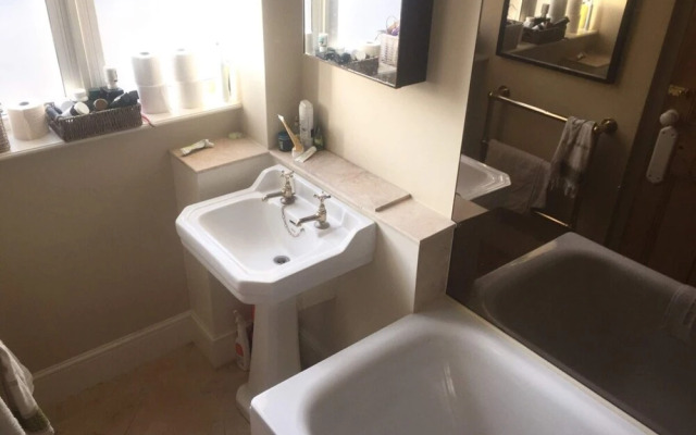 2 Bedroom Apartment off Portobello Road