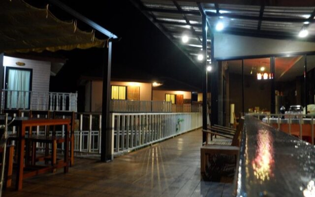 Kayom House - White Meranti House & Resort