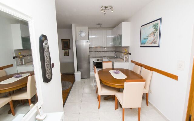 Apartment Jerko - 200 m from beach: A1 Omis, Riviera Omis