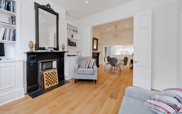 Spacious 4 Bed House, Battersea