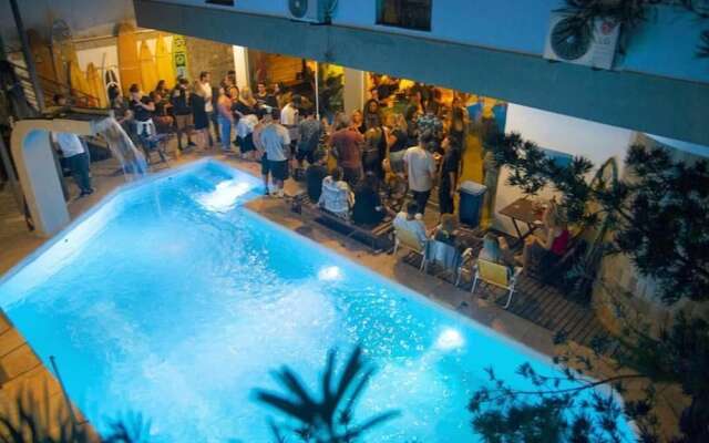 Curvão Surf House - Hostel