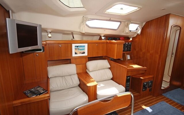 Dockside Yacht Lodging