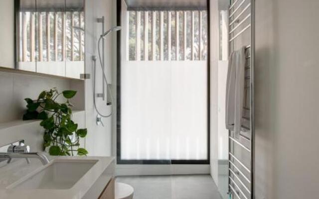 BOUTIQUE STAYS - Woodfin House