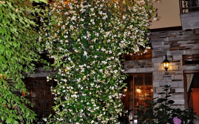 Pelias Hotel