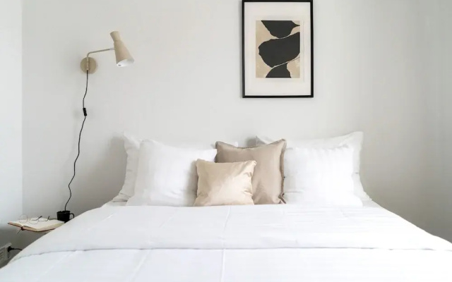 New stylish 1br in the heart of the city
