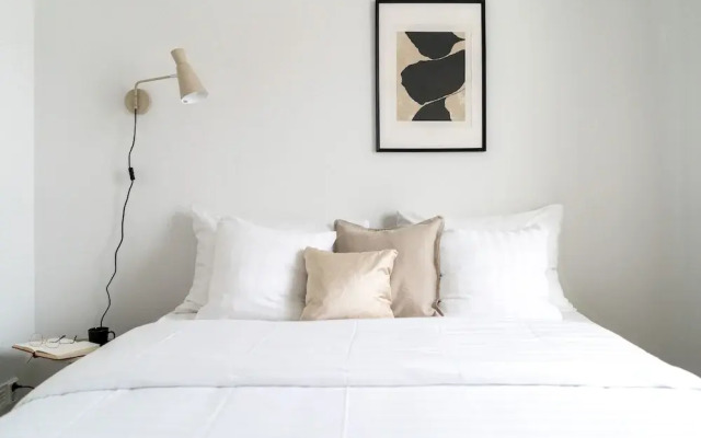 New stylish 1br in the heart of the city