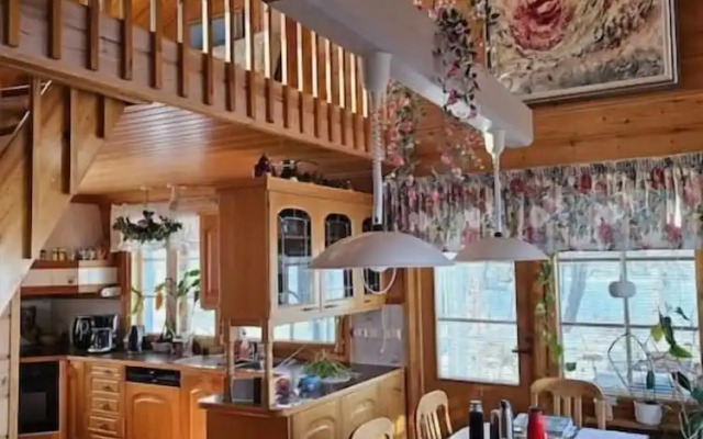 Cozy 3BR Riverside House with Sauna