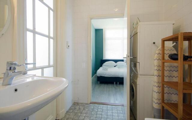 Spacious 4P Canal Apartment