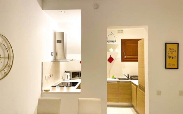 Peaceful Home With hot tub and 2 Communal Pools