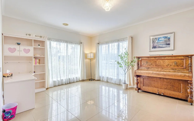 StayAU Family Home in Caroline Springs