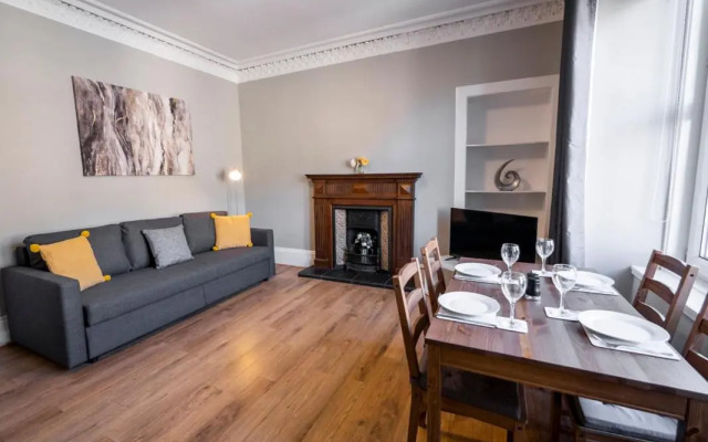 New Superhost Listing: Bright flat nr. University