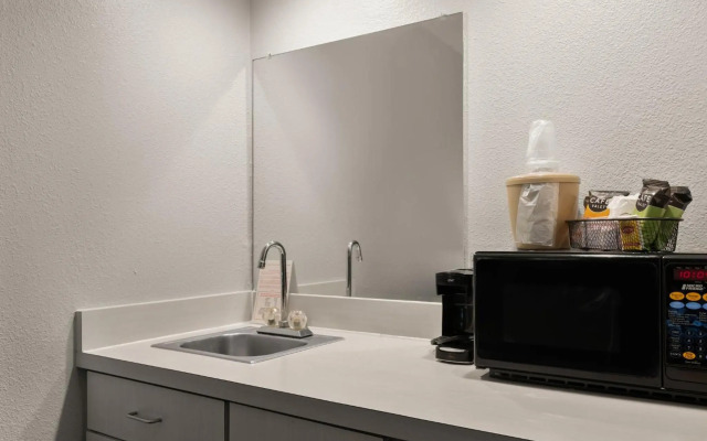 Red Roof Inn & Suites Savannah Airport