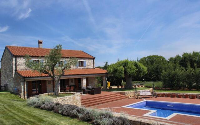 Mon Perin Castrum - House of Nice Memories