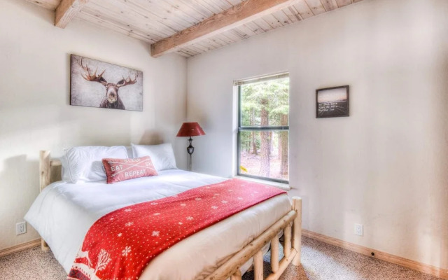 Relax at Rustic Tahoe Charm Minutes to Lake