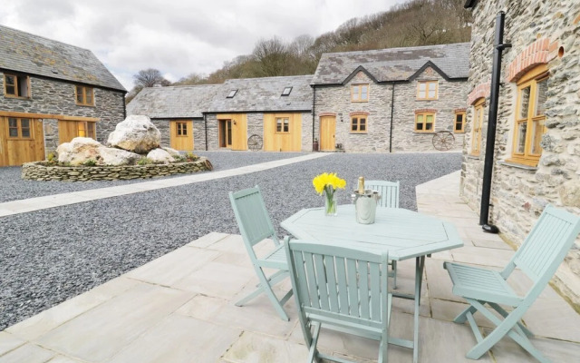The Granary, Dee Valley Escape With hot tub
