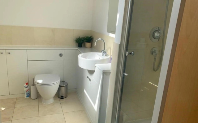 Addlestone - Large Stunning 2 bed room Apartment