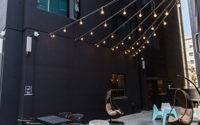 Canvas Hostel - Black