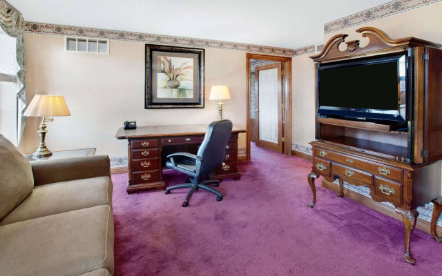 Ramada Plaza Hotel Ojibway