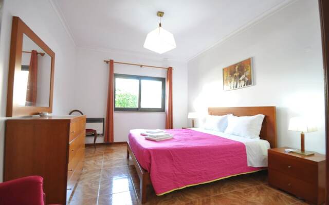 Residential Cul-de-sac Walking Distance to Centre, Private Pool, Free AC & Wifi