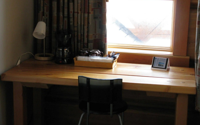 Basecamp Lodge Golden