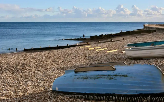Spacious 4-bed Seaside Retreat in Selsey
